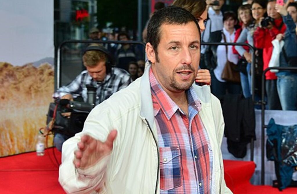 Adam Sandler ve sportovním oblečení na předávání Oscarů vzbudil emoce. Pravděpodobná odpověď na Trumpa