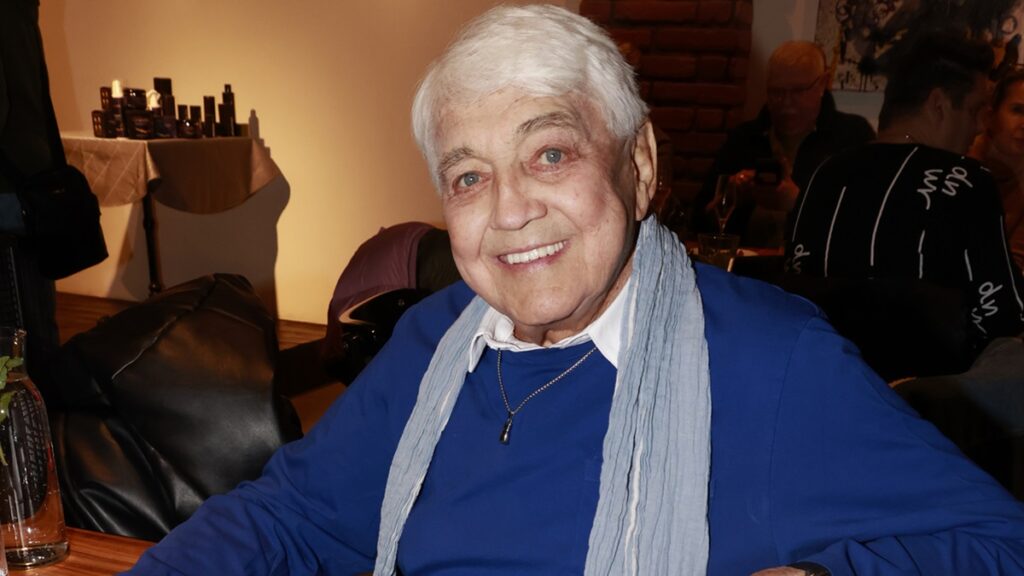 Jiří Krampol je v nemocnici. Společnost mu dělá sympatická blondýnka