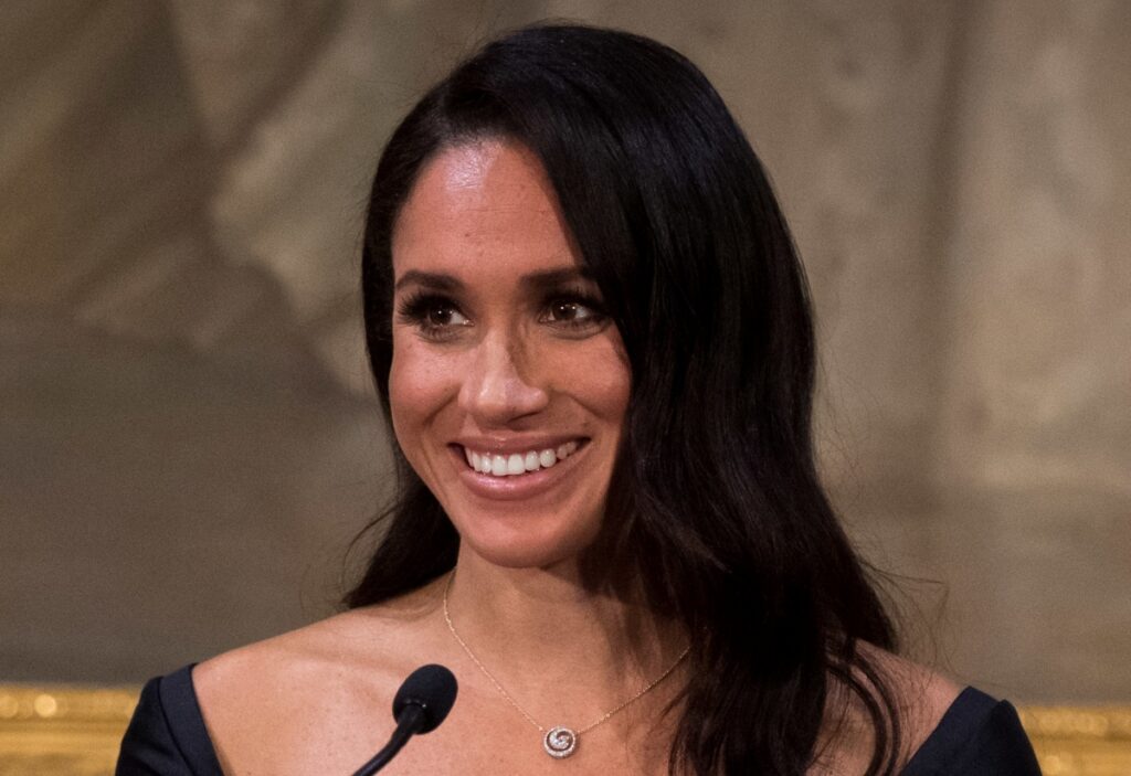 Pravý důvod, proč Meghan Markle nebyla u smrtelné postele královny Alžběty II. Za vším je král Karel III.