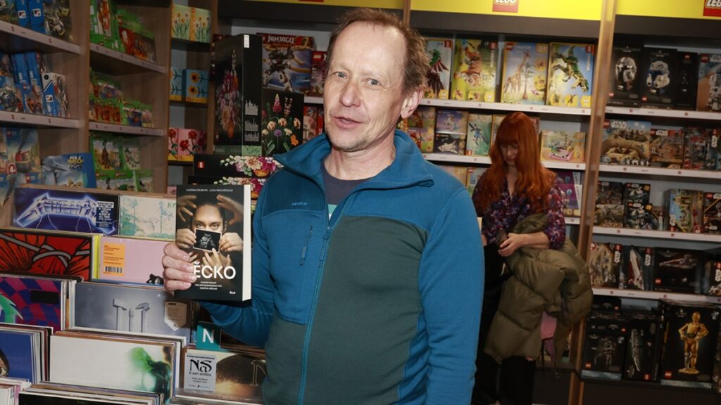 Ondřej Malý vedle mladší partnerky omládl o několik let. Na křtu knihy jen zářil