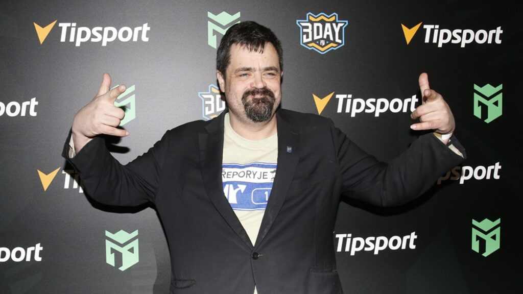 Pavel Novotný opět v akci: Nelegální odkládání odpadu vyřešil tím, že ho hází lidem přes plot