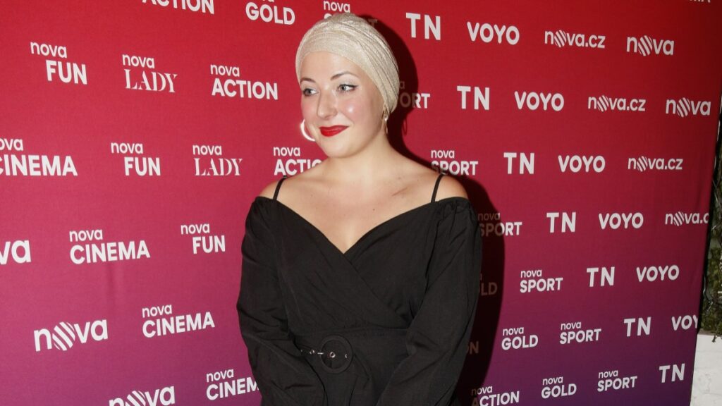 Rodina a přátelé se rozloučili s Aničkou Slováčkovou. Felixe utěšoval kněz, Dádu museli podpírat