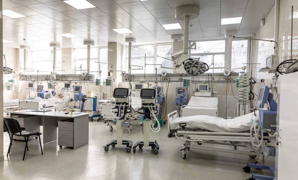 Herec Manuel Masalva ze seriálu Narcos: Mexico skončil v kómatu. Bojuje o život po nákaze nebezpečnou bakterií