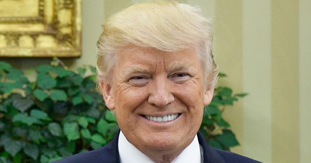 Donald Trump si za své chování na pohřbu papeže Františka vysloužil ostrou kritiku