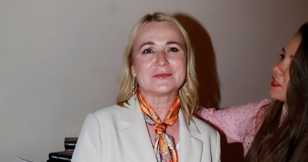 Jana Černochová opět rozvířila vody svým módním vkusem. Za volbu oblečení si ji kritici dobírají