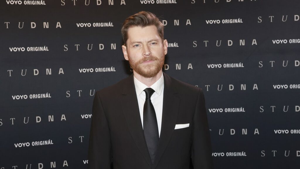 Herec David Švehlík má doma půvabnou manželku, se kterou má 2 děti. Ona však herečkou určitě není