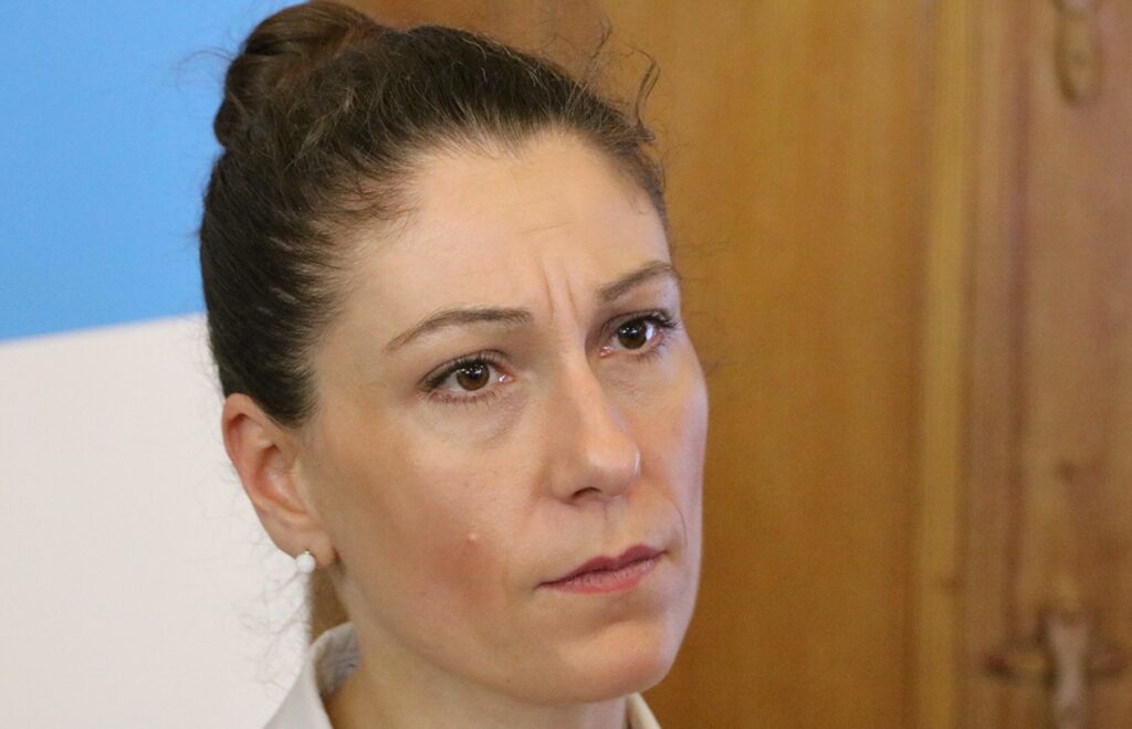 Eva Decroix hromadně maže všechny zmínky o svém titulu Mgr. Díky němu však mohla ve studiu pokračovat