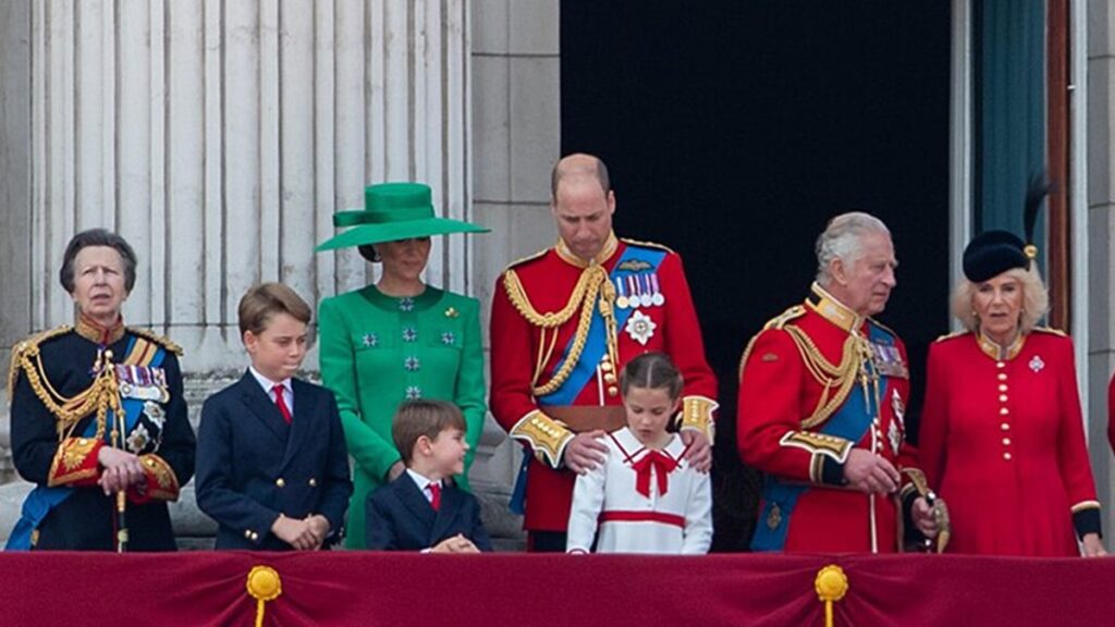 Královská rodina nedodržela odvěkou tradici. Oblečení dětí Kate a Williama porušilo zásady