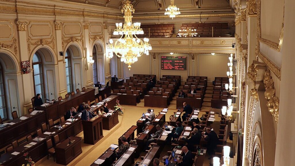 Měsíční výplaty členů Poslanecké sněmovny: Už jen samotný základ přesahuje 100 000 Kč