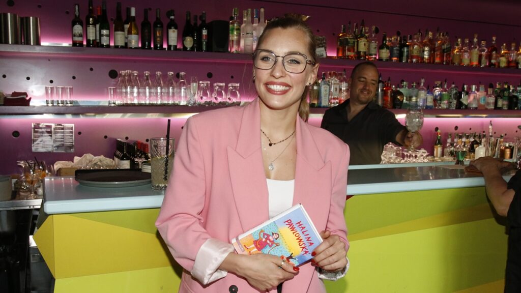 Sára Milfajtová v Karlových Varech všechny zaujala svým hlubokým výstřihem