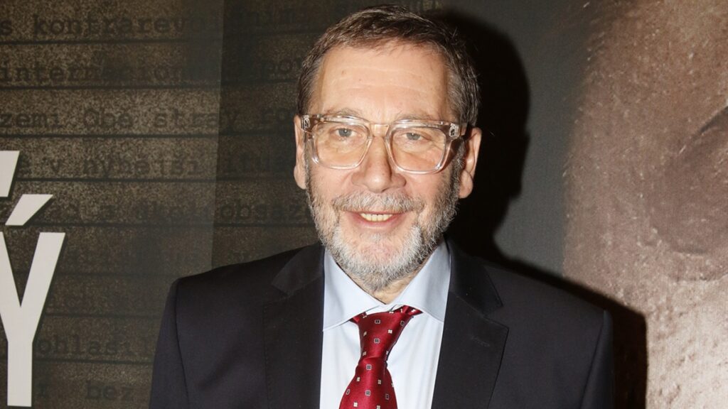 Z krásné dcery Tomáše Töpfera se stala známá zpěvačka. Kvůli matčině zradě vyrůstala v USA