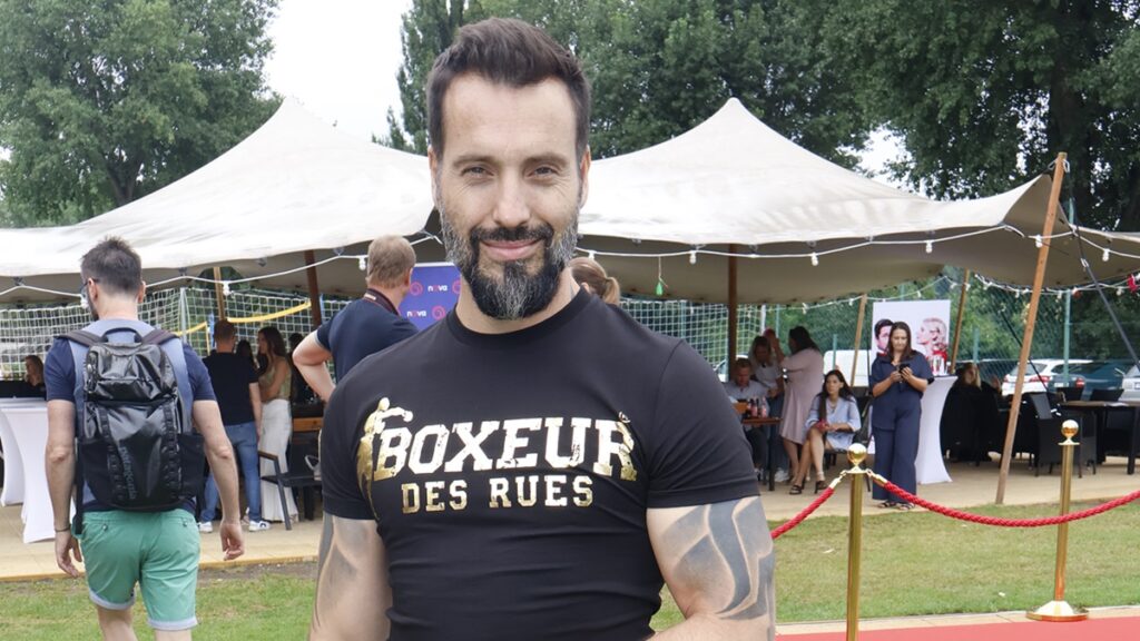 Václav Noid Bárta odkoupil starou chalupu ze svého dětství. Vlastníma rukama z ní buduje oázu klidu