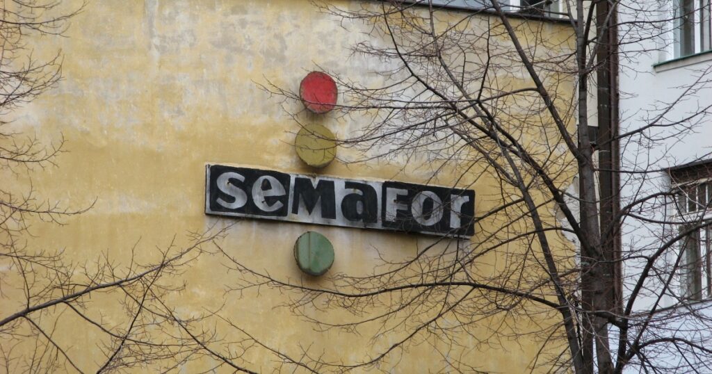 Oblíbený herec Jiří Císler zaujal svým nevšedním humorem a hlasem. Kdysi předstíral i svoji smrt