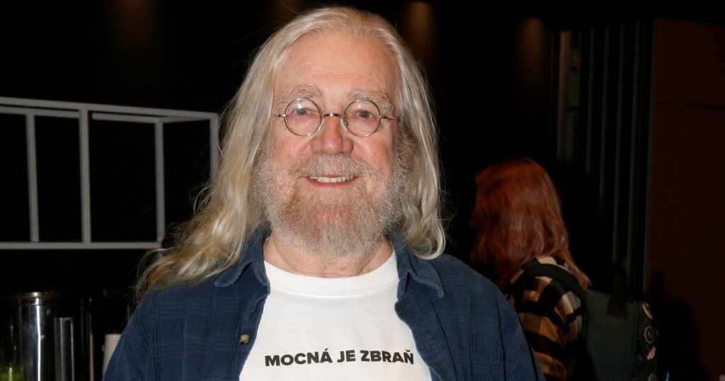 Jaroslav Hutka žije s o 36 let mladší kráskou. Vychovává s ní 3 děti, ale bojí se stárnutí