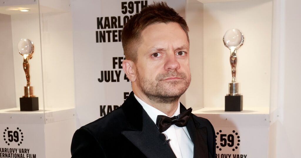 Jiří Mádl kvůli svému režijnímu debutu zdržoval natáčení filmu Džob. Vorel se ho chtěl zbavit