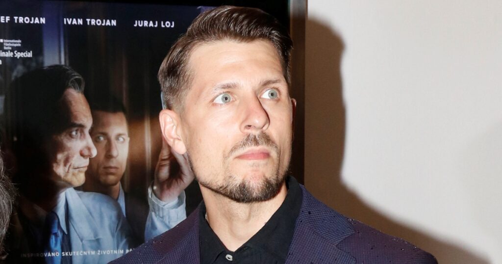 Juraj Loj ve filmu Sbormistr byl od Kulínského k nerozeznání. Maskéři odvedli skvělou práci