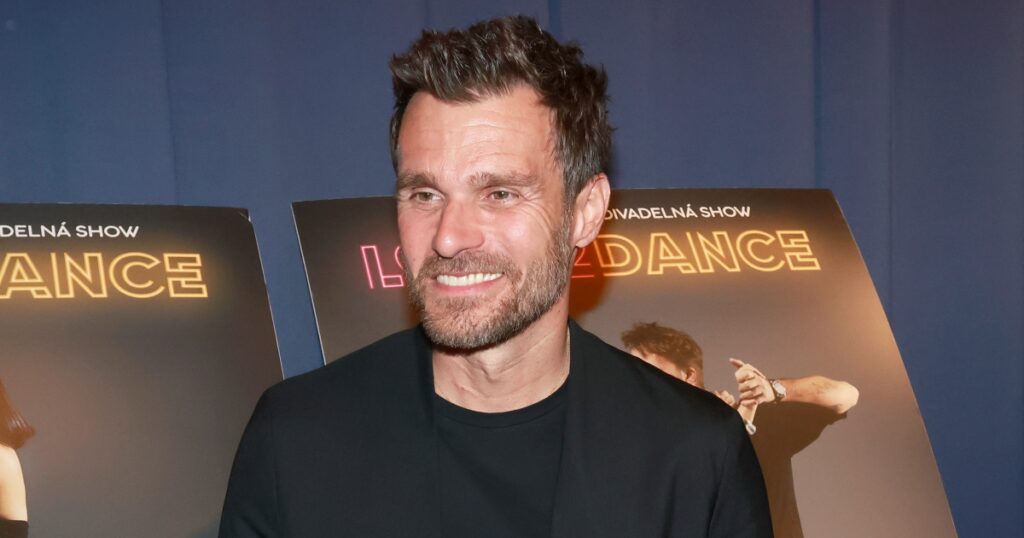 Ze syna Leoše Mareše vyrostl pohledný mladý muž. Jeho studium v zahraničí tatínka stojí vysoké částky