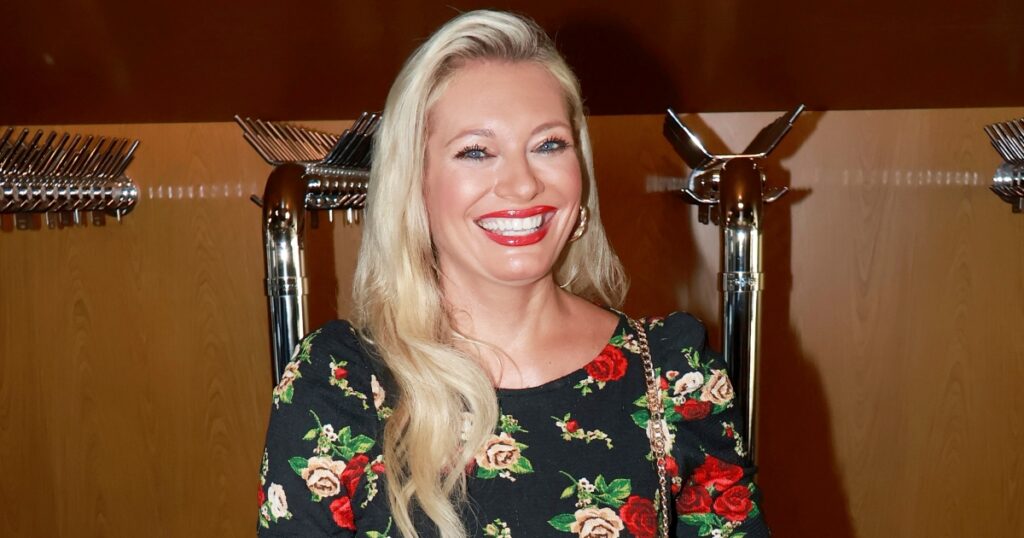 Odvážná Lucie Borhyová pozdravila fanoušky v plavkách. Veřejnost zaskočila odpověď Josefa Kokty