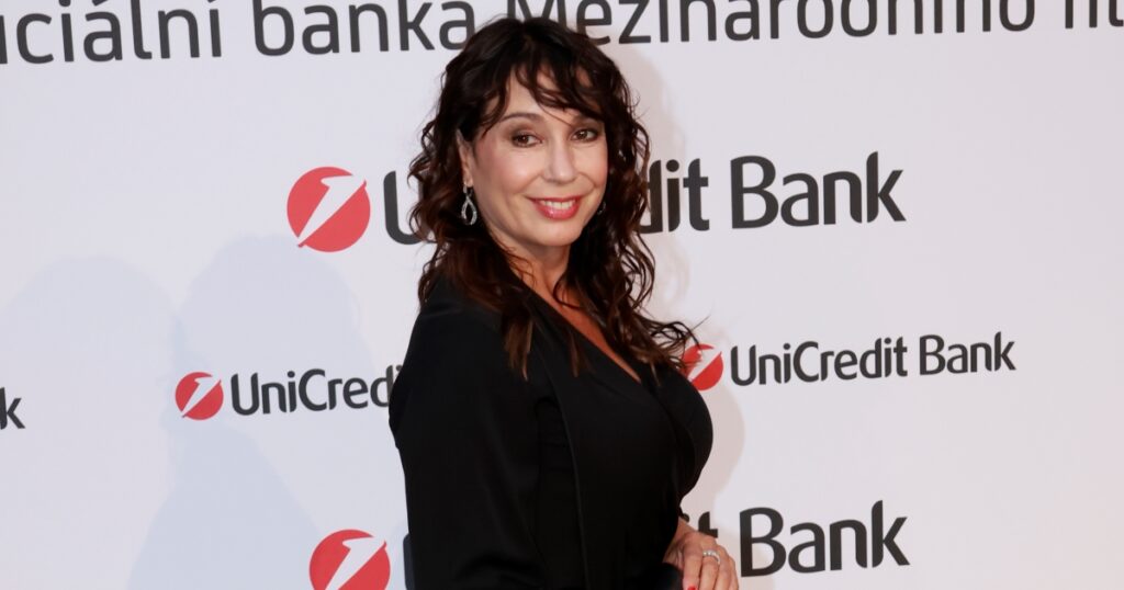 Ze syna Nely Boudové vyrostl pohledný mladý muž. Spojují je hned dvě práce