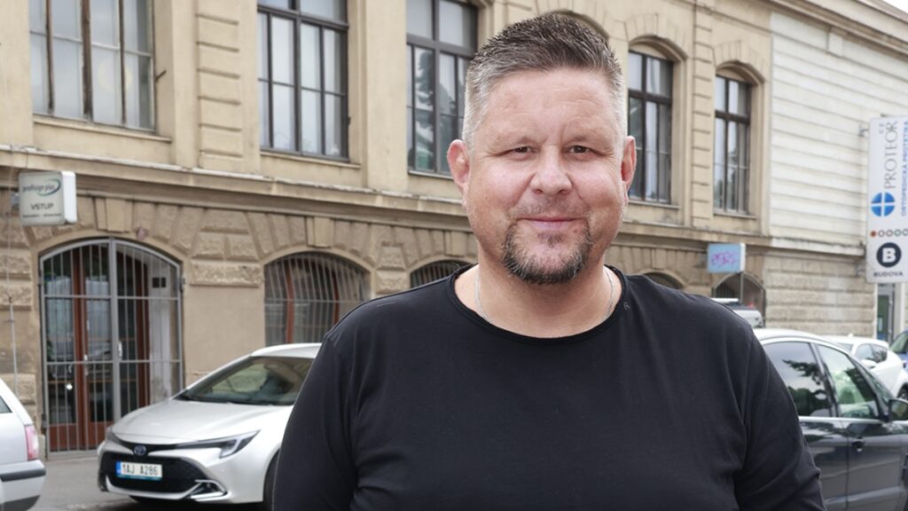 Proti Michalu Novotnému se obracejí vlastní fanoušci. Kvůli spolupráci s ministrem u nich klesl