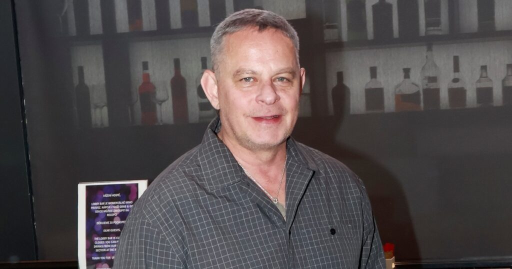 Filip Renč si nechal postavit moderní bungalov na venkově. Má zde dostatek klidu a inspirace