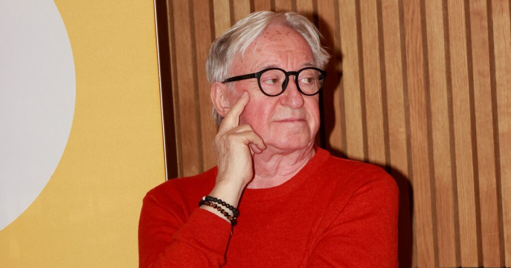 Jiří Lábus ovládl český internet svým humorem. Jeho fotografie s panenkami trefila současný trend