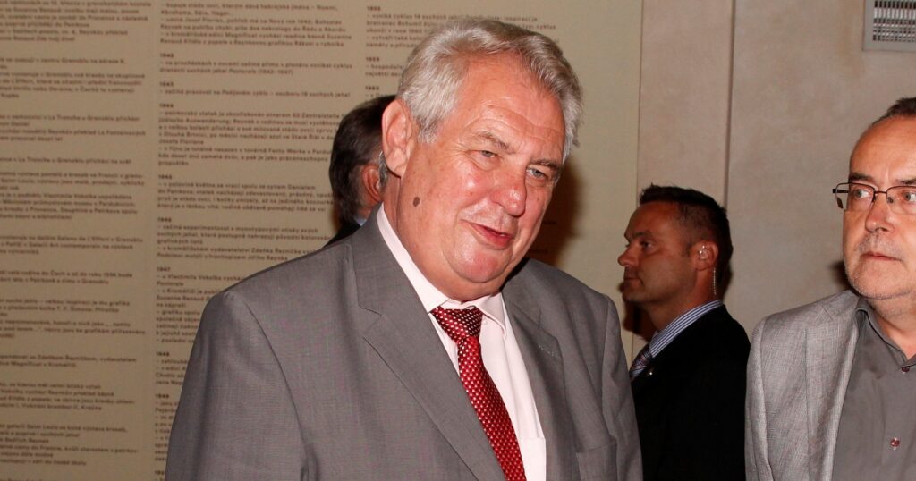 Jak na tom byl Miloš Zeman během neslavné ceremonie v roce 2013: Přítomná klíčnice příběh o viróze odmítá