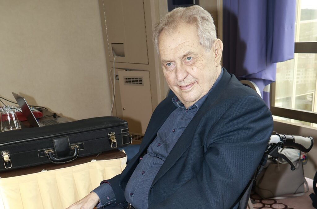 Miloš Zeman si užívá důchod v nádherném bungalovu za desítky milionů. Pokoj pro dceru zůstane prázdný