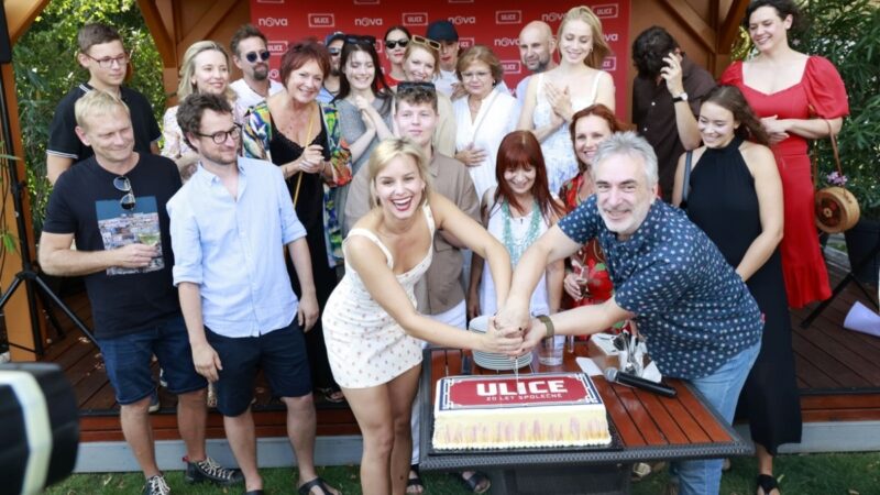 Fotografie z party s herci z Ulice