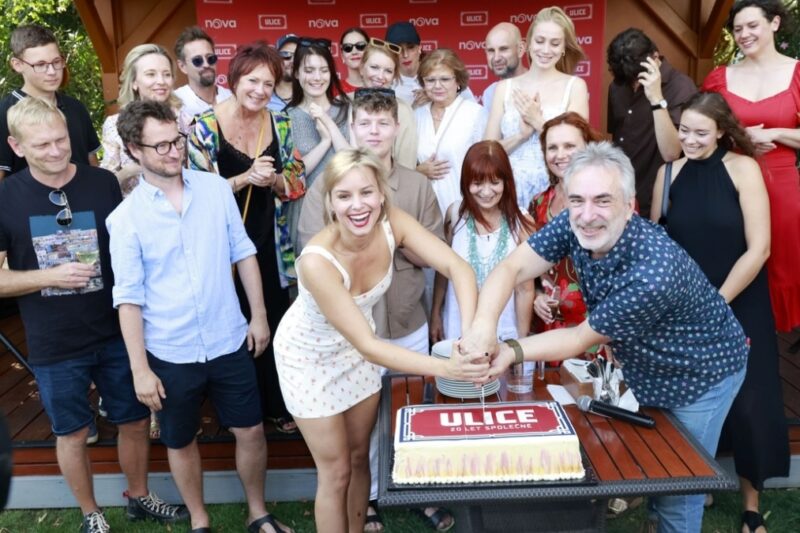 Fotografie z party s herci z Ulice