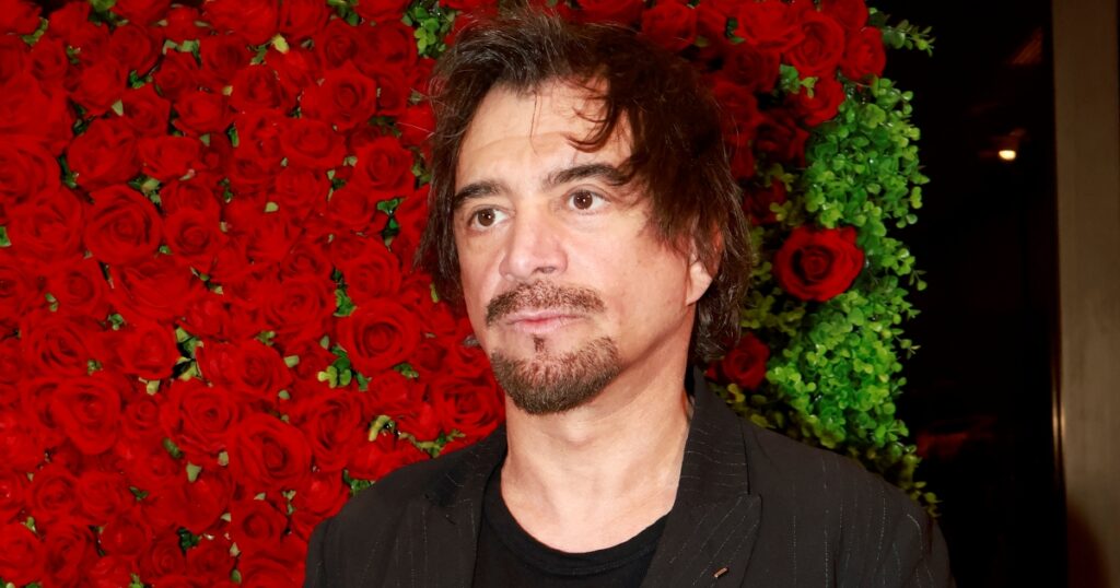 Někdejší bouřlivák Sagvan Tofi je dnes milujícím otcem. Ve své krásné dceři vidí sám sebe