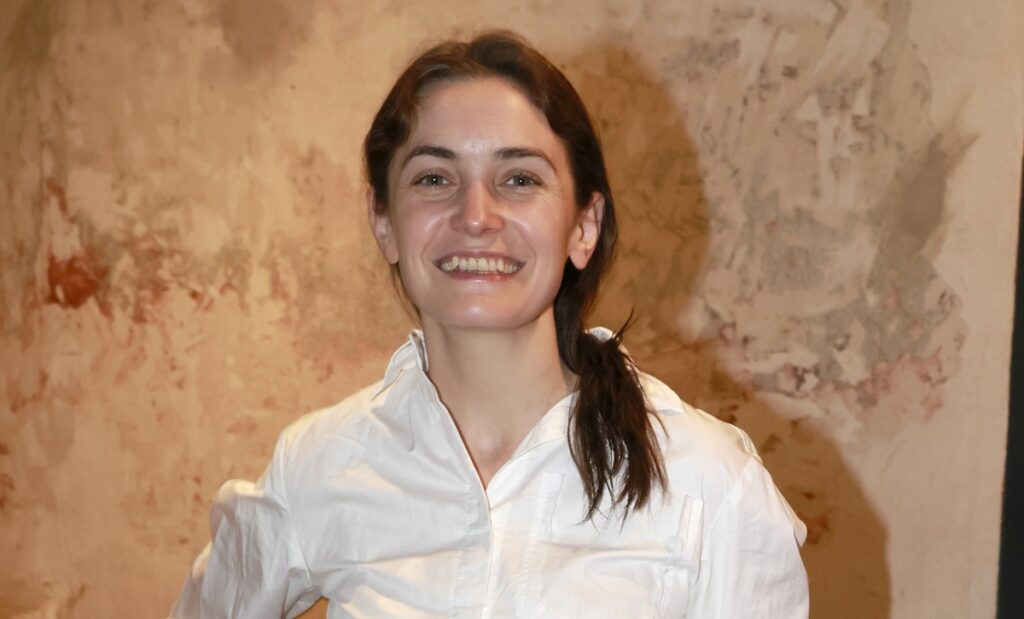 Sarah Haváčová ze Zlaté labutě místo herectví vstupuje do armády. Podle fotek se zřejmě moc těší