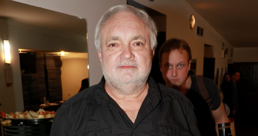 Václav Svoboda alias Lumír z Ulice má doma krásnou ženu. Dlouhé čekání na pravou lásku se mu vyplatilo