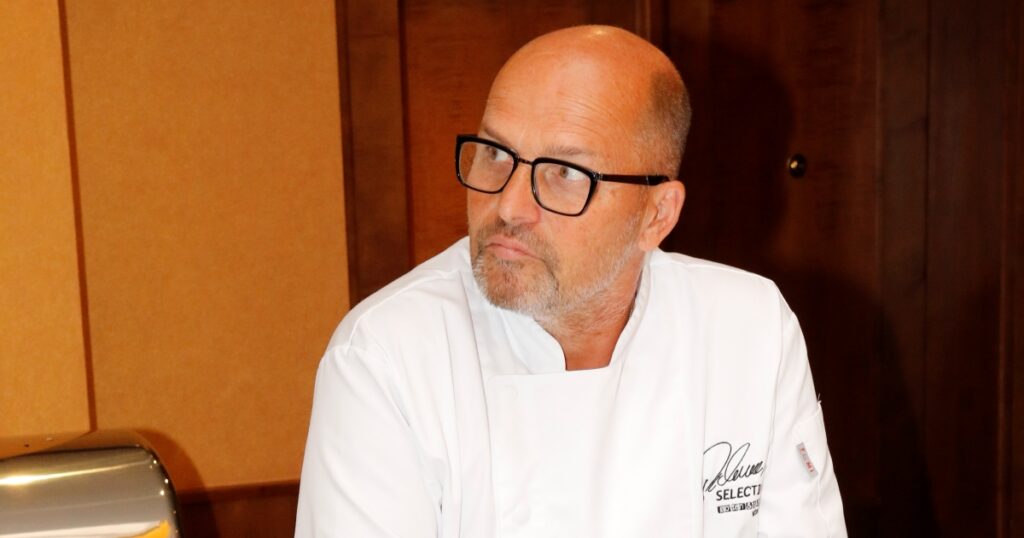 Zdeněk Pohlreich zkritizoval největší zlozvyky Čechů během stolování. Lokty na stole mu tolik nevadí