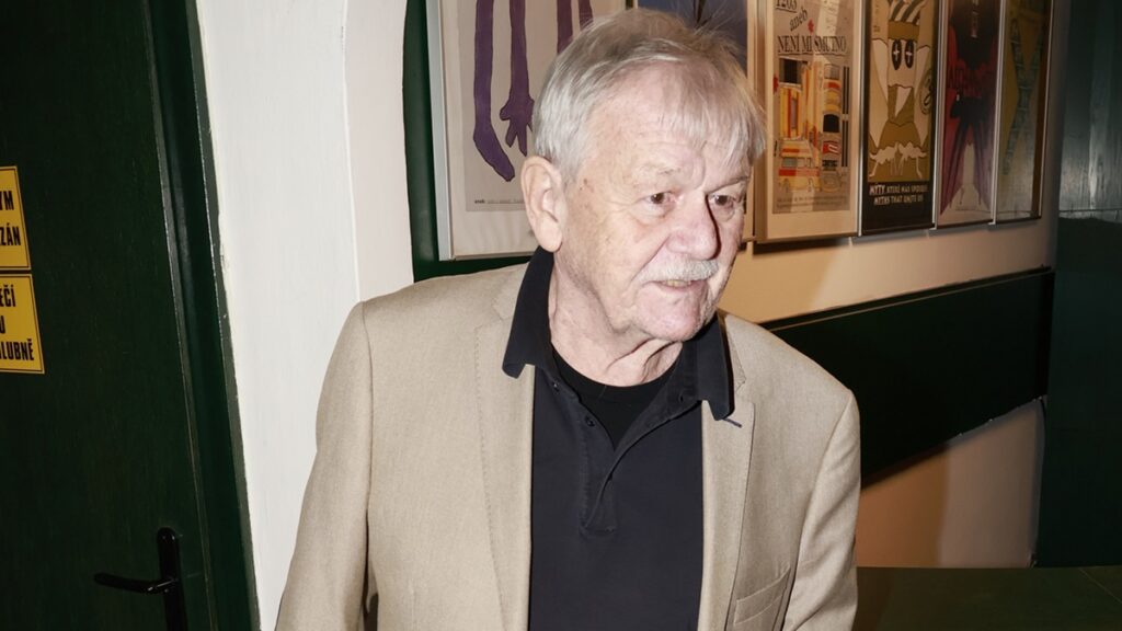 Karel Šíp pobouřil veřejnost kontroverzním vtipem o znásilnění. K situaci se vyjádřila i Česká televize