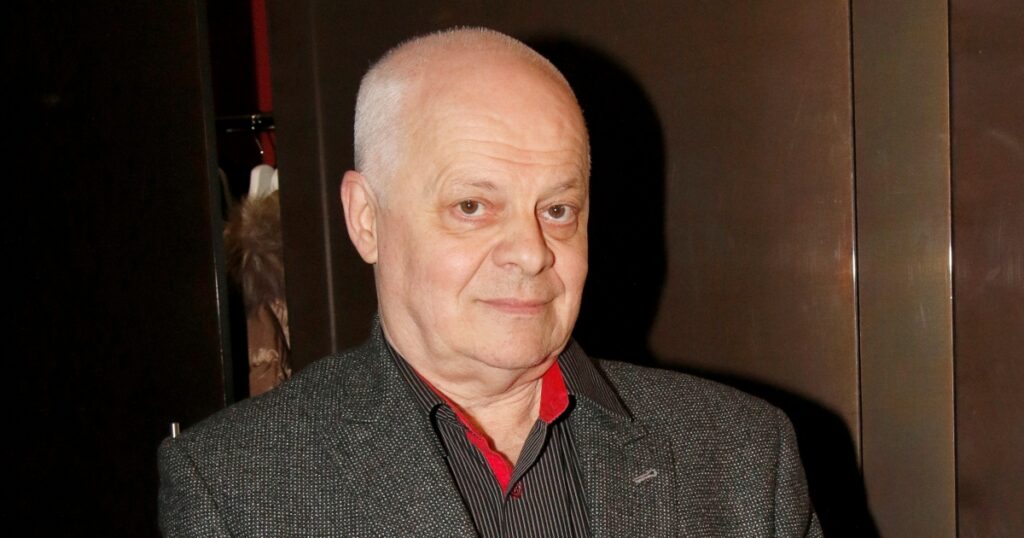 Herec Bob Klepl bydlí v domku kousek od Prahy. Užívá si i vysávání a hru na hudební nástroje