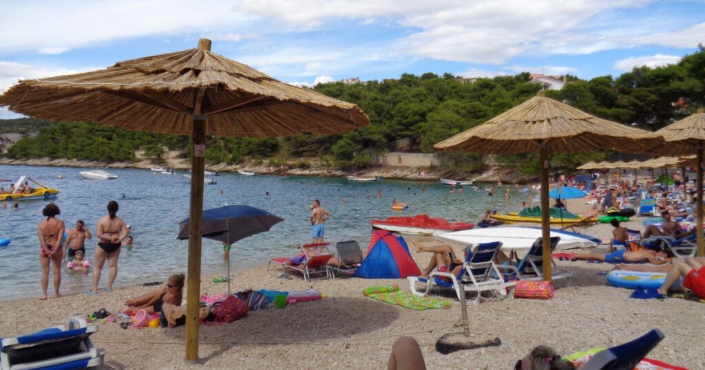 „Recepční se nám vysmála, že neumíme anglicky,“ tvrdí paní Jana. Nakonec se sama bála výpovědi