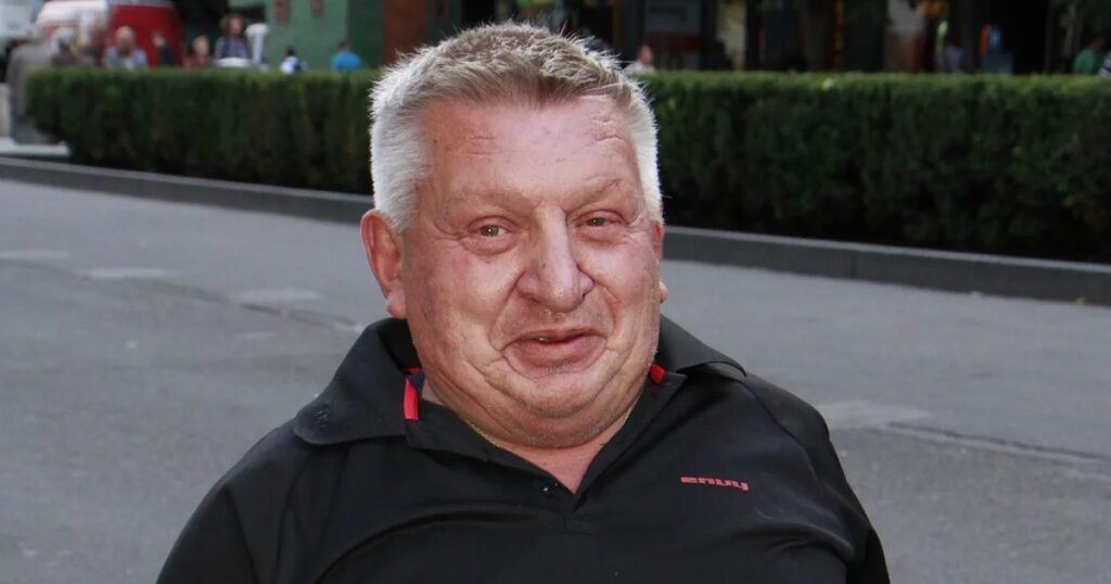 Dcera Jiřího Krytináře zdědila po rodičích malý vzrůst. Otce se zřekla a přijala ho až těsně před smrtí