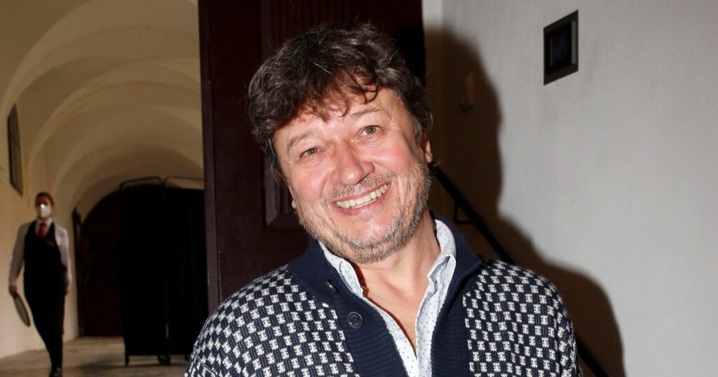 Režisér Karel Janák vyměnil Veroniku Khek Kubařovou za herečku z Ulice Goščíkovou. Z jejich syna je také herec