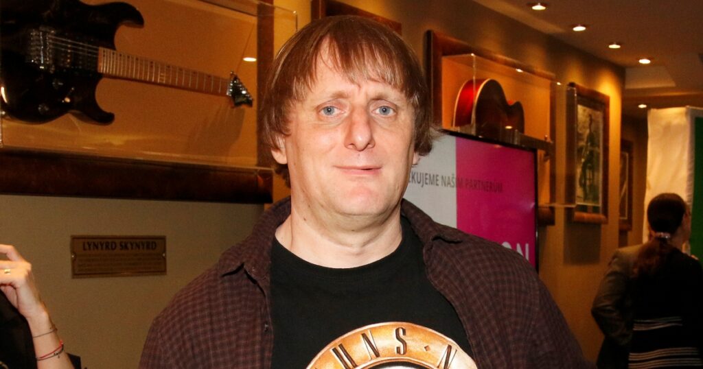 Lukáš Pavlásek působí jako trdlo. Přesto má manželku, se kterou se k sobě dokonale hodí