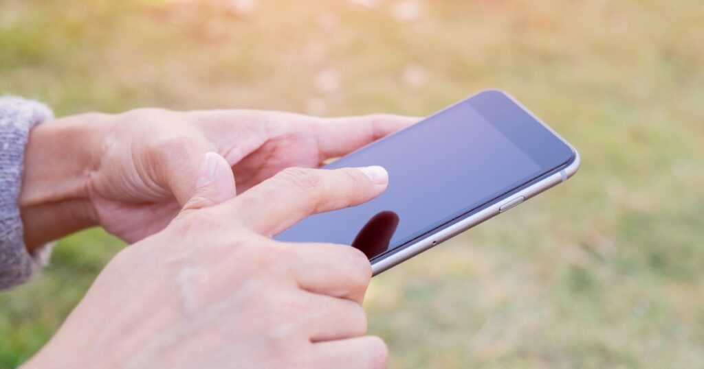 „Podívala jsem se do telefonu manželovi, který mi zlomil srdce,“ říká paní Petra. Přišla o lásku i kamarádku