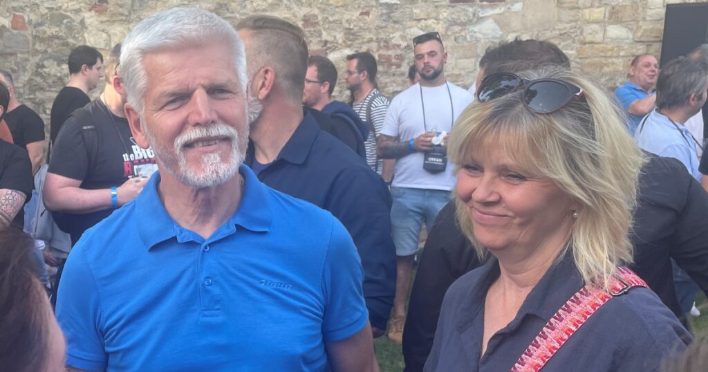 Petr Pavel s manželkou pomáhali sázet stromy v Lánské oboře. Příznivci ho opět porovnávají s předchůdcem