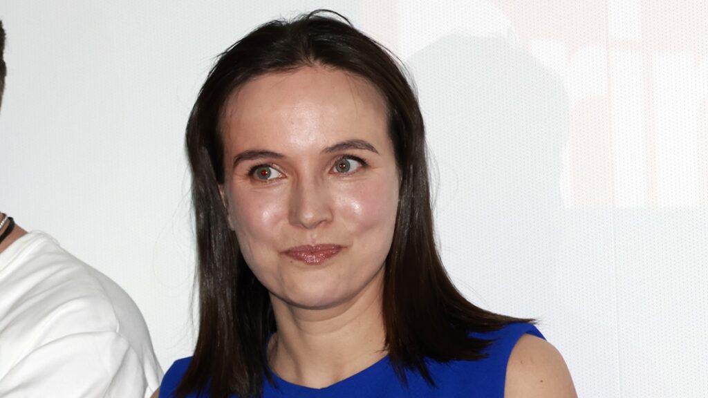 Tereza Ramba dorazila na premiéru filmu Cukrkandl v odvážných šatech bez podprsenky a s novým účesem