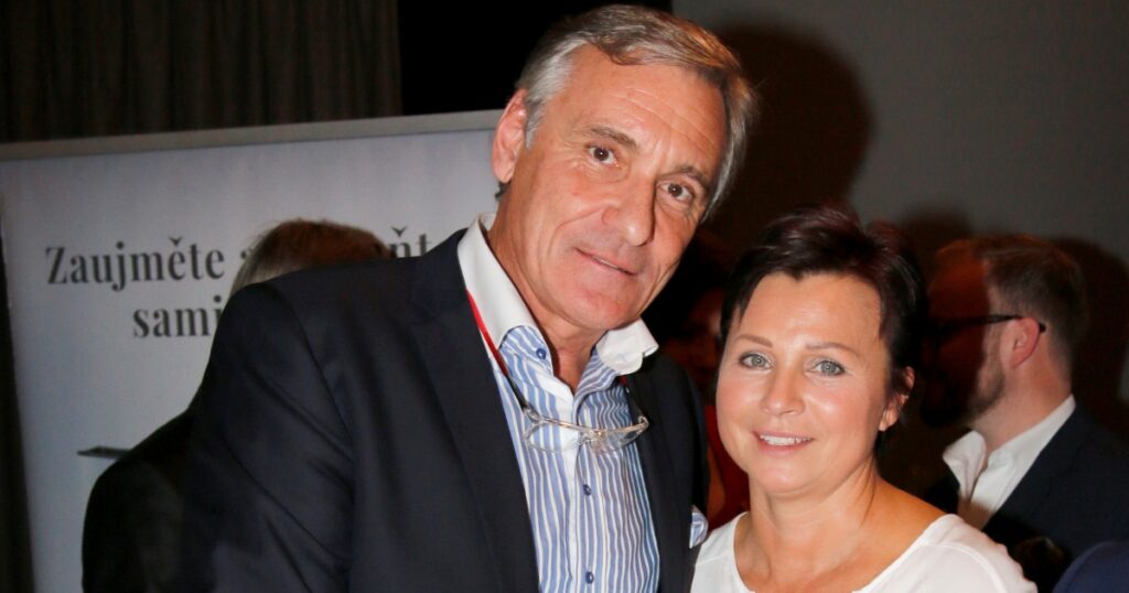 Manželství Jana Čenského bylo ve velkém ohrožení. Fotografové ho přistihli při nevěře s cizí ženou