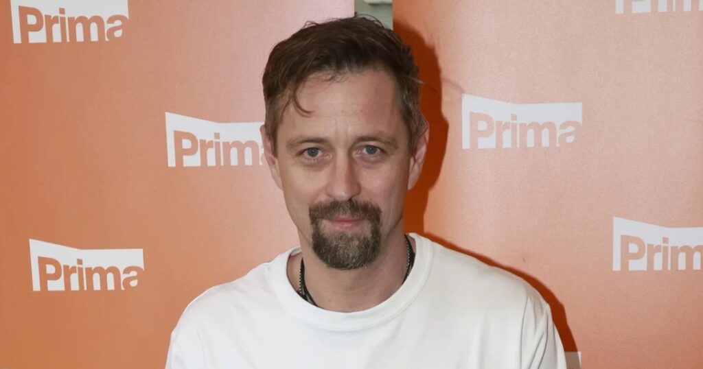 Jan Dolanský má dvojče, kterého herecký svět vůbec nezlákal. Stal se manažerem cestovních kanceláří