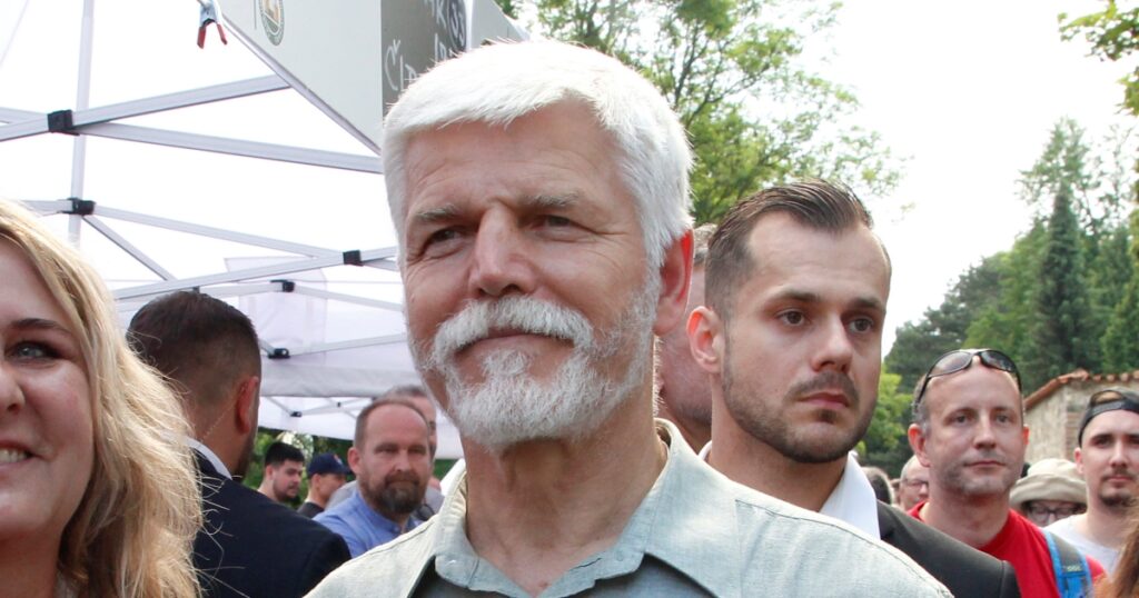 Petr Pavel po návštěvě dětské psychiatrie v Lounech: Zahřála ho objetí, ale zarazil ho stav nemocnice