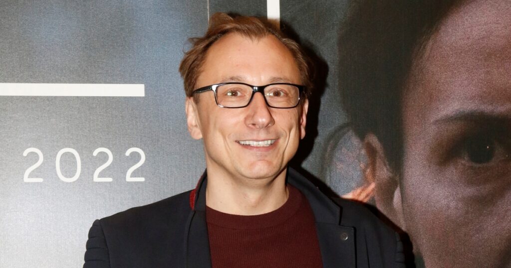 Petr Stach z Ulice vede spokojený život o samotě. Je otcem 7letého syna, jehož maminku nevídá