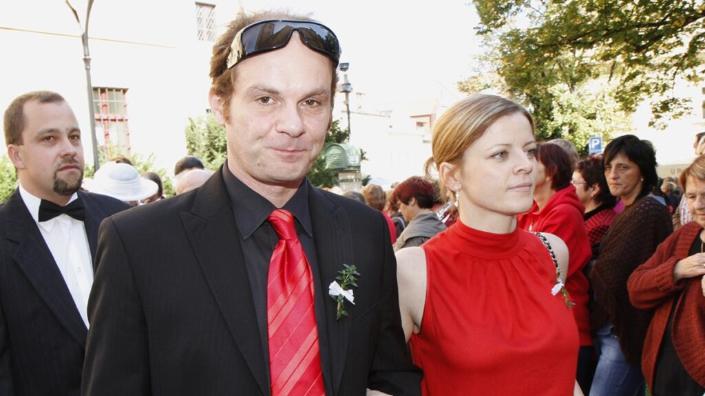 S kým žije Bedřich z Ulice: Herec Adrian Jastraban si tajně vzal manželku Ivanu, se kterou má 2 děti