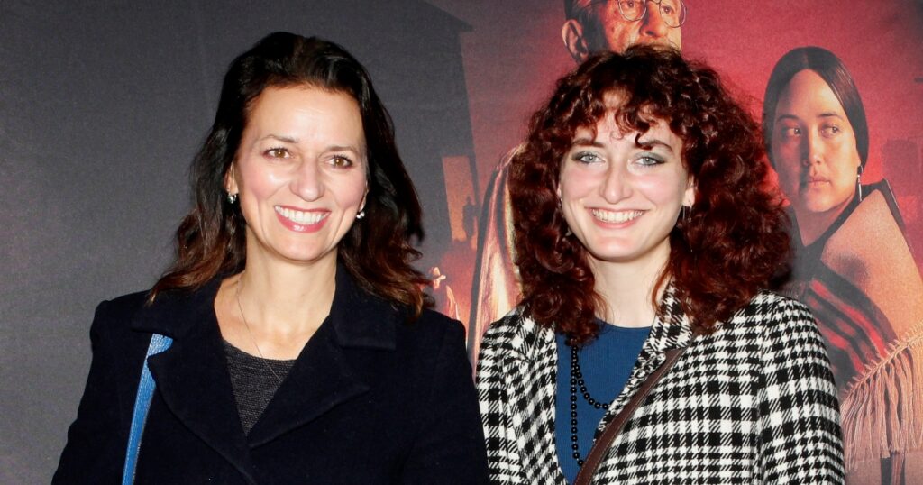 Adéla Gondíková má dceru, která se chce stát veterinářkou. Manželství jejích rodičů ukončila nevěra