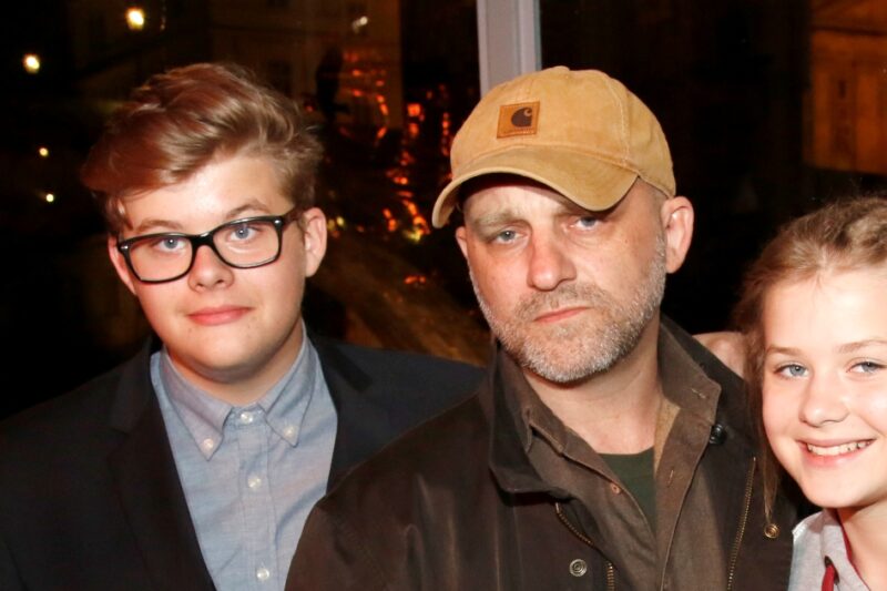 Fotografie Hynka Čermáka s dětmi